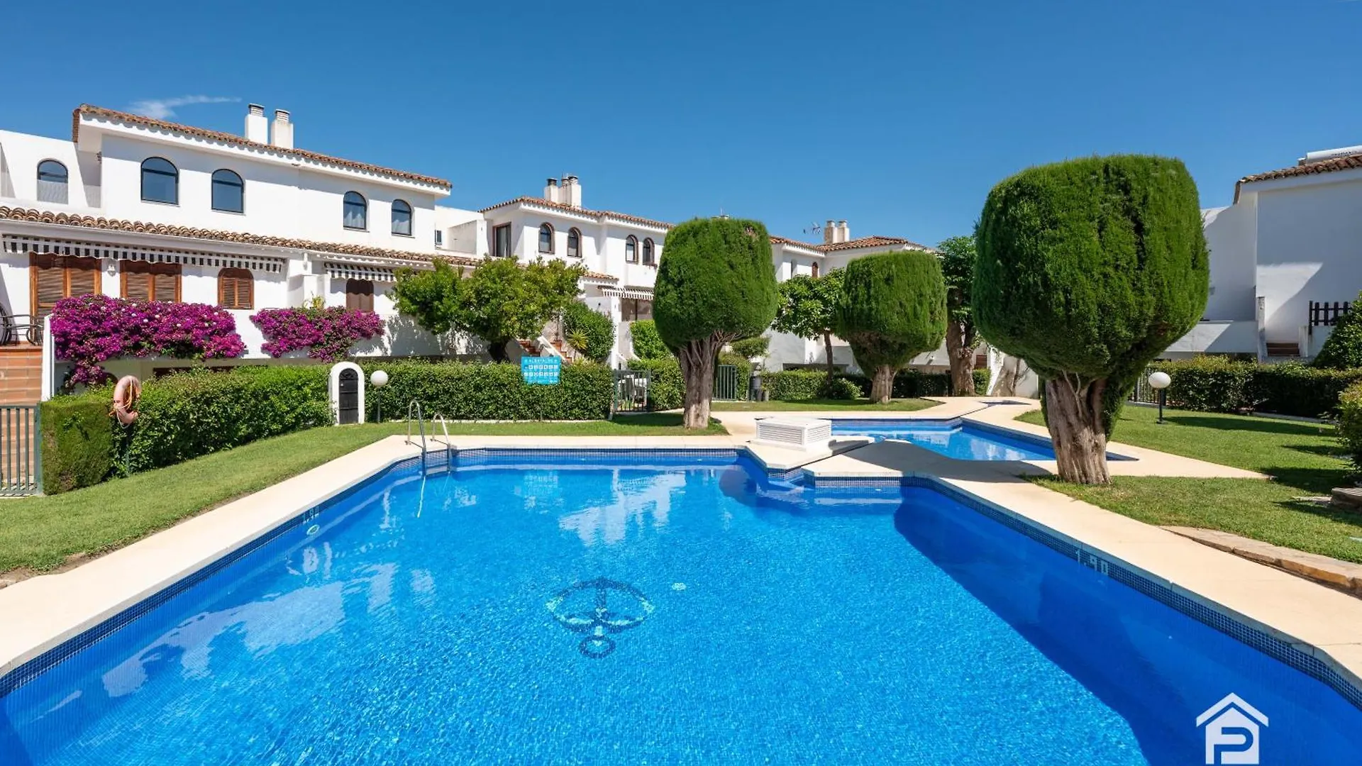 Charming Beachside Townhouse In Villacana Estepona Vakantiehuis