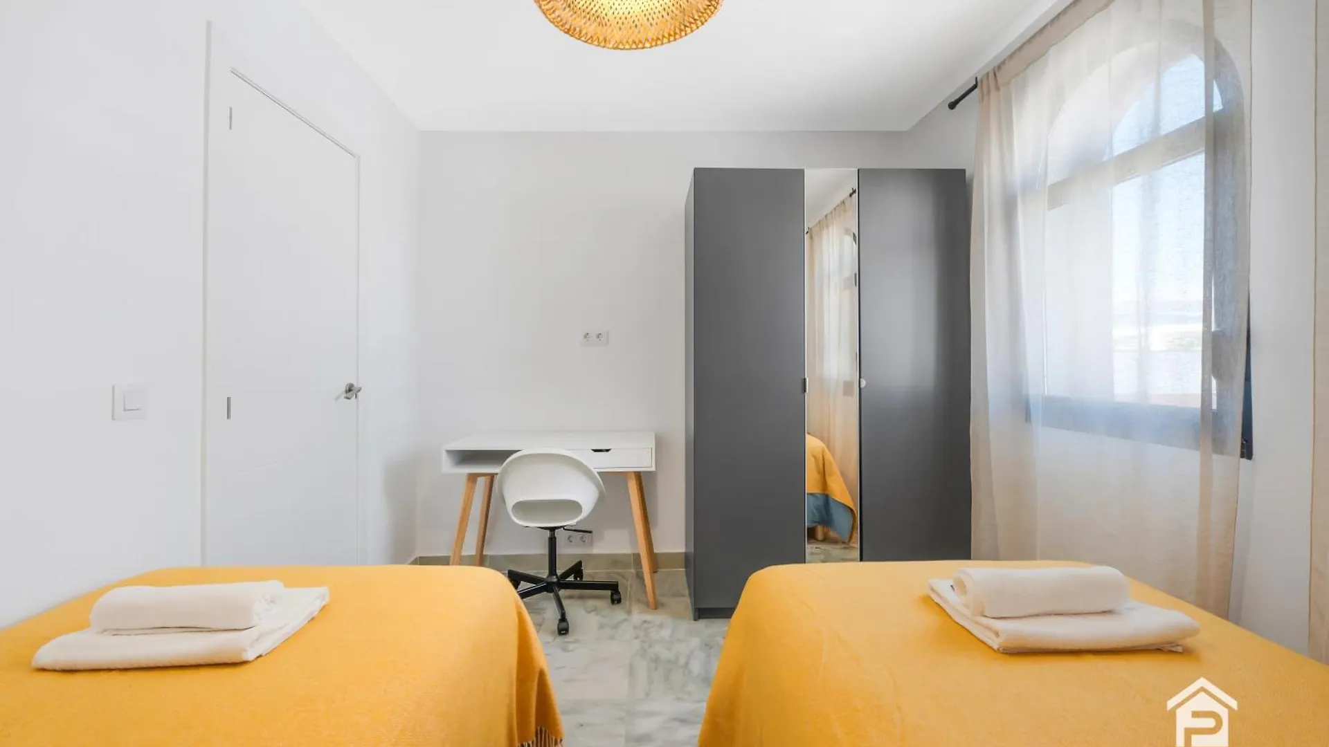 בית נופש אסטפונה Charming Beachside Townhouse In Villacana ספרד