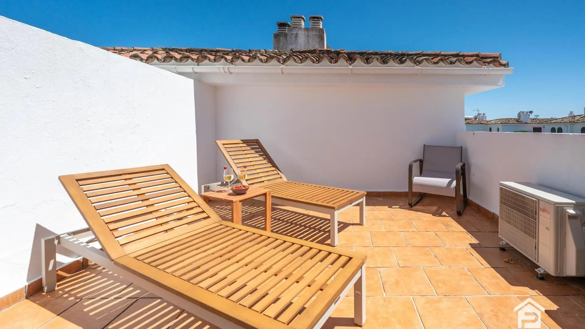 Charming Beachside Townhouse In Villacana Estepona Vakantiehuis